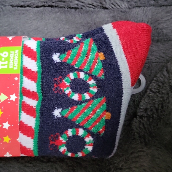 NWT! Women's Warm & Cozy Holiday Socks! - Picture 4 of 6
